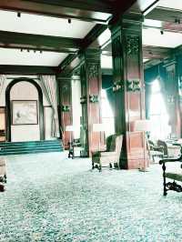 👑歴史と映画の舞台に足を踏み入れるホテルニューグランド 横浜｜大階段