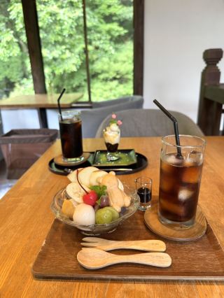 [Fukuoka Gourmet] Традиционное японское кафе, окруженное зеленью, где можно насладиться сезонными пейзажами.