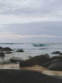 🌴 สะพานไม้หาดในทอน – มุมลับริมทะเลภูเก็ต 🌊