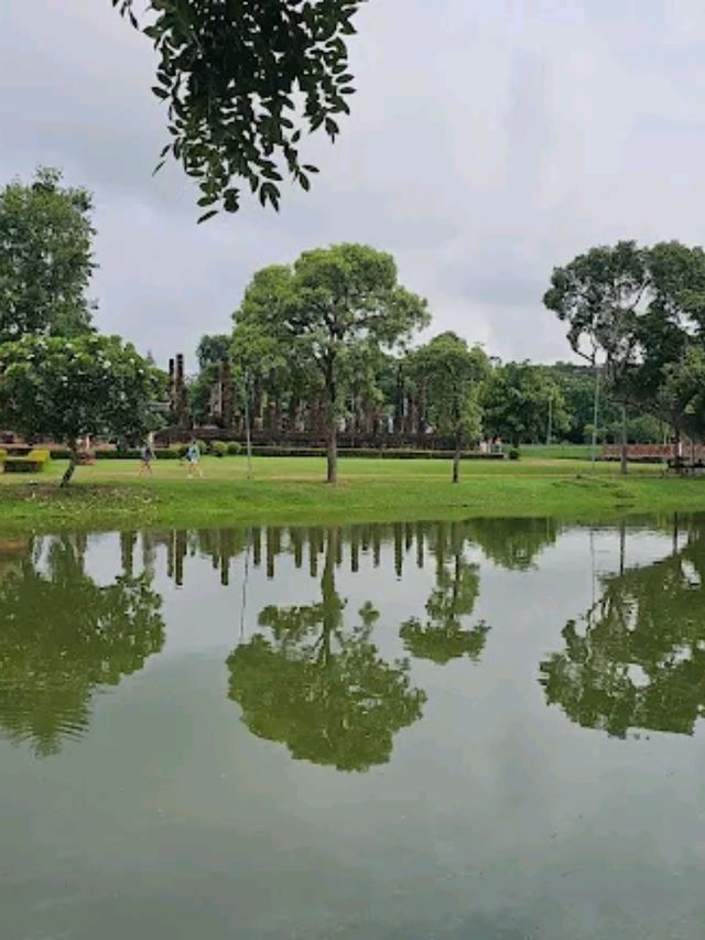 วัดสระศรี - วัดตั้งอยู่กลางสระน้ำ