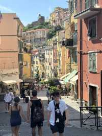 【Riomaggiore：彩色山城的黃昏浪漫 🌅】