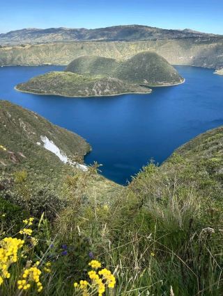 安第斯壯麗環繞的驚艷火山口湖