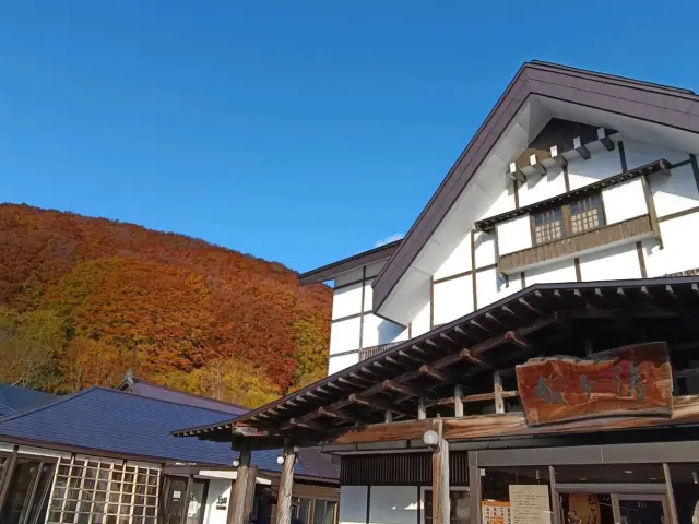 酸湯溫泉賞楓泡湯