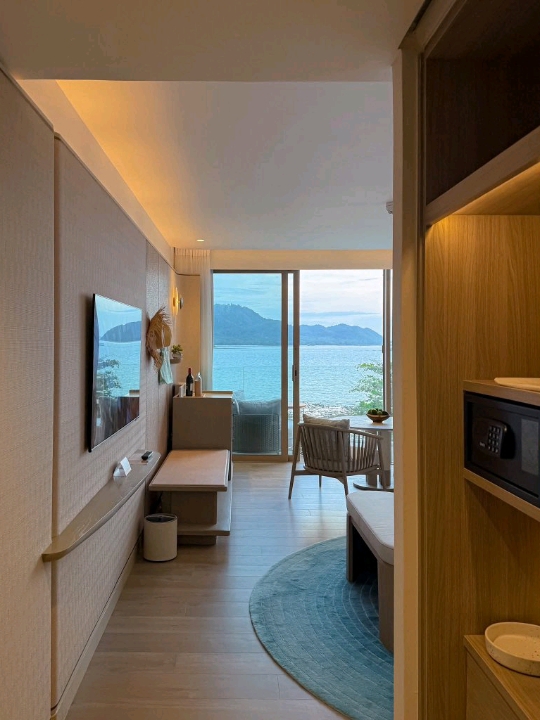 #HotelReview
Veranda Resort Phuket 🌊⛅️⛰️
This Phuket resort is a beautiful place to take photos from every angle. The resort recently opened, and its design and decor are incredibly photogenic.

The Deluxe Ocean View room offers a stunning panoramic view of Ao Yon Bay. The interior is warm and inviting, decorated in earth tones with a touch of blue. The resort offers a full range of amenities, perfect for a relaxing holiday.

If you don't want to go out for dinner, the resort also has The Parlour restaurant, serving both Thai and European cuisine all day long. They also offer a menu of both coffee and non-coffee drinks. If you're looking for a relaxing afternoon coffee, the atmosphere is truly café-like. For those who prefer to relax, the Botan Bar offers a drink and a view of the sunset. The resort also offers a variety of other activities.

If you're planning a trip to Phuket and are looking for a beautiful, relaxing, and private place to stay, Highly recommended!

📍 Veranda Resort Phuket: Soi Ao Yon-Khao Khad, Mueang Phuket District
https://maps.app.goo.gl/bUnDAVp4MuVSgaLMA

🕛 24 hours by appointment
🚗 Parking available

#AccommodationReview #PhuketAccommodation #PhuketHotel #VerandaPhuket