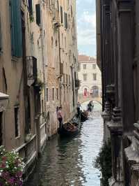 좁은 골목과 작은 운하가 만들어낸 로맨틱한 도시