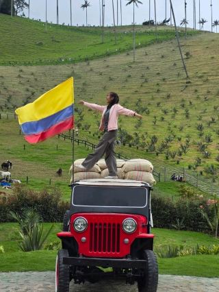Budget travel in South America 🇨🇴 Salento, Colombia: Must-do experience 🚜 Jeep adventure through coffee plantations and palm valleys 🌴