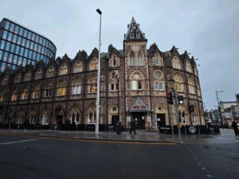 เมื่อนึกถึงเวลส์ ภาพที่มักผุดขึ้นมาในใจคือเนินเขาเขียวชอุ่มและสายฝนปรอยๆ แต่คาร์ดิฟฟ์ เมืองเอกของทริปนี้ จะเปลี่ยนมุมมองของคุณที่มีต่อเมืองอังกฤษไปเลย การสำรวจเมืองคาร์ดิฟฟ์ในเวลาสั้นๆ ครอบคลุมทั้งประวัติศาสตร์ สถาปัตยกรรม โบสถ์ และอาหาร ไม่ว่าฝนจะตกหรือแดดออก เมืองนี้ก็มีเสน่ห์แบบโกธิก ทำให้คุณรู้สึกเหมือนได้ก้าวเข้าไปในฉากภาพยนตร์ยุคกลางของยุโรป กระตุ้นให้คุณถ่ายรูปมากมาย!

ไฮไลท์โดยสังเขป:

- สวยงามไม่ว่าแดดออกหรือฝนตก: อากาศฝนตก + สถาปัตยกรรมโกธิกช่วยเสริมบรรยากาศของเมือง

- พบโบสถ์ที่ซ่อนอยู่ตามถนนสายหลัก – เดินเล่นและหลงทางไปเรื่อยๆ ค้นพบสิ่งน่าประหลาดใจในทุกๆ มุม

- จุดถ่ายรูปที่สวยงาม: ปราสาทคาร์ดิฟฟ์ ไม่ใช่แค่เพียงภายนอก แต่ยังรวมถึงทิวทัศน์แบบพาโนรามาของเมืองด้วย

- ดื่มด่ำกับบรรยากาศทางศิลปะของสถานีรถไฟอังกฤษเก่าแก่

- อาหารที่ต้องลอง: ปลาและมันฝรั่งทอดจากตรอกซอกซอย และเค้กเวลส์แบบดั้งเดิม!

คำแนะนำสำหรับการเดินชมเมือง

| โบสถ์บนถนนสายหลัก | เขตทางเดินเท้าใจกลางเมืองคาร์ดิฟฟ์เหมาะอย่างยิ่งสำหรับผู้รักศิลปะและผู้ชื่นชอบสถาปัตยกรรม ไม่ว่า Google จะวางแผนอย่างพิถีพิถันแค่ไหน การเดินไปตามถนนสายหลักก็ยังคงทำให้คุณประหลาดใจกับการกระจายตัวของโบสถ์อย่างหนาแน่น ทุกๆ สองสามก้าว คุณจะพบกับสถานที่ทางประวัติศาสตร์ ไม่ว่าจะเป็นแบบโกธิกหรือแบบโปรเตสแตนต์ เราขอแนะนำให้คุณเดินเล่นสบายๆ รอบปราสาทคาร์ดิฟฟ์ สูดอากาศชื้นเล็กน้อย และชื่นชมความงดงามของสถาปัตยกรรมเก่าแก่ หากคุณมีเวลา อย่าลังเลที่จะเปิดประตูโบสถ์และฟังการบรรเลงออร์แกน หรือเพียงแค่พักผ่อนอย่างเงียบๆ ความสงบสุขของการประกอบพิธีมิสซาเป็นสิ่งที่ช่วยเยียวยาได้อย่างเหลือเชื่อ

| ปราสาทคาร์ดิฟฟ์ |

📍ที่อยู่: Cardiff Castle Grounds, Cardiff CF10 3RB, Wales

⏰เวลาเปิดทำการ: 10:00-17:00 ตลอดทั้งปี (วันจันทร์ถึงวันศุกร์ 09:00-17:00; ตลอดทั้งวันในวันสุดสัปดาห์)

หากมีสถานที่ท่องเที่ยวแห่งใดที่จะไม่ทำให้ผู้ชื่นชอบศิลปะผิดหวังอย่างแน่นอน ก็คือปราสาทคาร์ดิฟฟ์นั่นเอง กำแพงหินที่ปกคลุมด้วยมอสส์เผยให้เห็นอดีตของเวลส์ กระจกสีและรายละเอียดแบบโกธิกบนปราสาทหลัก หอคอย และกำแพง มีเสน่ห์ลึกลับไม่เหมือนใครภายใต้แสงของวันฝนตก ขอแนะนำให้ขึ้นไปชมทัศนียภาพแบบพาโนรามาของเมืองจากชั้นบนสุด ภาพถนนที่เปียกชื้นให้ความรู้สึกเหมือนฉากในภาพยนตร์ พิพิธภัณฑ์ของปราสาทจัดแสดงโบราณวัตถุมากมาย และขอแนะนำให้ใช้ไกด์เสียง เพราะเวลาหนึ่งหรือสองชั่วโมงอาจผ่านไปโดยไม่รู้ตัว

| สถานีรถไฟกลางคาร์ดิฟฟ์ | อย่าประมาท "ทางเข้า" นี้! มันเป็นจุดถ่ายรูปยอดนิยม ขอแนะนำให้ไปเยี่ยมชมสถานีในยามพลบค่ำ ท้องฟ้าจะเปลี่ยนจากสีทองเป็นสีเทาอมฟ้า และรายละเอียดทางสถาปัตยกรรมและชานชาลาเองก็บอกเล่าเรื่องราว แม้ว่าคุณจะแค่แวะผ่านมา ก็คุ้มค่าที่จะหยุดสักครู่

**คำแนะนำด้านอาหาร:**

- ตลาดคาร์ดิฟฟ์: ต้องลองเค้กเวลส์! อบสดใหม่และหวานเล็กน้อย ทุกคำที่กัดเข้าไปคือรสชาติเวลส์แท้ๆ! - ตรงข้ามสถานีรถไฟ ลองซื้อปลาและมันฝรั่งทอดของร้าน Chippy's มาทานดู เพลิดเพลินกับการเดินเล่นในอากาศชื้นๆ บรรยากาศดีมาก!

- ร้านอาหารแนะนำในย่านปราสาท: The Sorting Room และ Cozy Club ไม่ว่าคุณจะมาทานบรันช์หรืออาหารมื้อใหญ่ การตกแต่งสไตล์อังกฤษที่หรูหราก็คุ้มค่าที่จะลอง

เคล็ดลับที่เป็นประโยชน์:

1. ไม่ต้องกังวลเรื่องฝน! ภายในปราสาทคาร์ดิฟฟ์เปิดให้เข้าชมพร้อมไกด์นำเที่ยว เหมาะสำหรับผู้ที่ชื่นชอบสถาปัตยกรรมแบบค่อยเป็นค่อยไป หรือต้องการหลบฝน

2. โบสถ์ต่างๆ กระจายอยู่ทั่วเมือง แนะนำให้ทำเครื่องหมายสถานที่ท่องเที่ยวที่คุณต้องการไปบน Google Maps ล่วงหน้า มิฉะนั้นคุณอาจหลงทางบนถนนสายหลัก (และคุณอาจค้นพบสิ่งที่น่าประหลาดใจระหว่างที่หลงทาง!)

3. อย่าลืมถ่ายรูปเยอะๆ เพราะคุณจะต้องอยากถ่ายรูปทุกมุม!

4. หากคุณเดินทางมาถึงคาร์ดิฟฟ์โดยรถไฟ คุณสามารถสัมผัสบรรยากาศของเมืองได้ทันทีหลังจากออกจากสถานี อย่าลืมเผื่อเวลาถ่ายรูปอาคารสถานีรถไฟด้วยนะคะ

#CardiffCastle #WalesTravel #GothicArchitecture #EuropeanArtsyStroll #CastleLovers