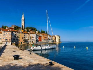 🌊 Rovinj, Croatia 🇭🇷

🌊 Rovinj, Croatia 🇭🇷

Rovinj คือเมืองชายฝั่งที่สวยที่สุดแห่งหนึ่งของประเทศโครเอเชีย ตั้งอยู่บนคาบสมุทรเล็กๆ ริมทะเลเอเดรียติก และได้รับการยกย่องว่าเป็นอัญมณีแห่งคาบสมุทรอิสเตรีย (Istria) ด้วยบ้านเรือนสีพาสเทลที่เรียงรายอย่างหนาแน่นบนเนินเขา และตรอกหินโบราณที่คดเคี้ยวไปสู่จัตุรัสและโบสถ์เก่าแก่

🌿 เสน่ห์ของ Rovinj อยู่ที่บรรยากาศเมดิเตอร์เรเนียนแท้ๆ บ้านสีเหลือง ส้ม ชมพู และครีม สะท้อนแสงแดดริมทะเลอย่างงดงาม ขณะที่เรือประมงและเรือใบจอดเรียงรายในท่าเรือ สร้างภาพที่เงียบสงบและโรแมนติก

🏰 จุดเด่นสำคัญคือ Church of St. Euphemia โบสถ์บนยอดเขาที่สามารถมองเห็นวิวทะเลเอเดรียติกและหลังคาเมืองเก่าได้แบบพาโนรามา นอกจากนี้ยังมีตรอกเล็กๆ ที่เต็มไปด้วยร้านศิลปะ คาเฟ่ และร้านอาหารทะเลสด

🌅 ช่วงพระอาทิตย์ตกถือเป็นเวลาที่สวยที่สุดของ Rovinj เมื่อแสงสีทองสะท้อนลงบนกำแพงหินและผิวน้ำทะเล จนทั้งเมืองดูราวกับภาพวาดสีน้ำ

✨ Rovinj เป็นเมืองที่ผสมผสานเสน่ห์ของอิตาลี เวนิส และโครเอเชียเข้าไว้ด้วยกันอย่างลงตัว จนกลายเป็นหนึ่งในเมืองริมทะเลที่โรแมนติกที่สุดในยุโรป

📍 Church of St. Euphemia
📍 Rovinj Old Town
📍 Rovinj Harbor
📍 Balbi Arch
📍 Grisia Street
📍 Punta Corrente Park
📍 Adriatic Waterfront
📍 Monte Mulini Viewpoint

#Rovinj #Croatia #AdriaticSea #FairytaleTown #TravelEurope #BeautifulDestinations #CoastalVillage #BucketList #TravelPhotography #Wanderlust