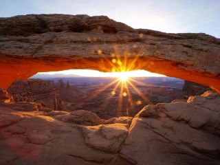 ​[Utah · Canyonlands NP] Waiting from dark to dawn for that golden starburst! The ultimate sunrise miracle at Mesa Arch!