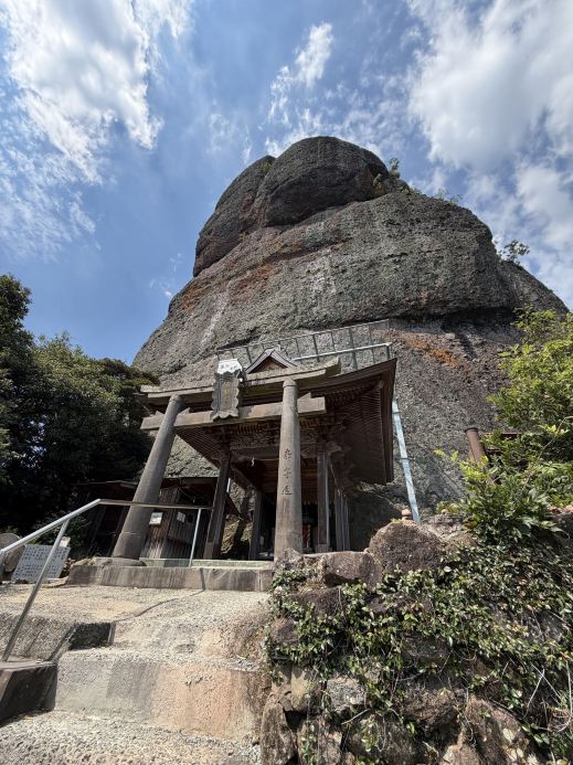 巨大な岩に圧倒される、山鹿の神秘的なパワースポット | Trip.com 山鹿