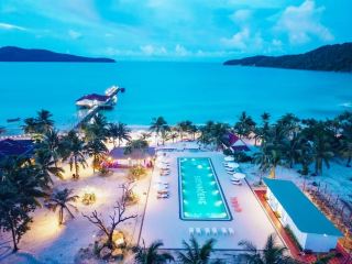 #easytravelpost  

Looking for true island vibes? Dive into Sihanoukville, Cambodia’s laid-back coastal hotspot — and don’t miss a meal at Soon Noeng Restaurant 🍤🌴 This spot is perched right on East Pier, Koh Rong Samloem. The highlight? Fresh seafood, low-key beachy atmosphere, and chill sunsets by the water.

Top Place to Visit in Sihanoukville:
Soon Noeng Restaurant (East Pier, Koh Rong Samloem 09000, Cambodia)
Whether you’re craving grilled prawns, local curries, or something icy to drink after swimming, Soon Noeng's menu is big on freshness. Try their seafood platter or the amok fish (classic Cambodian dish!) — all sourced from island waters.

Personal tip: Visit Soon Noeng for lunch so you catch those epic ocean views and avoid dinner crowds. Most days, the vibe feels almost private if you head in before noon. Service is friendly; everyone speaks some English so ordering is no problem.

Getting There: Use local ferries from Sihanoukville mainland direct to Koh Rong Samloem’s East Pier. Boats run frequently, but check schedules, especially in rainy season.

Food Tip: Seafood is the star — go for anything grilled. Ask staff about the daily catch!

Travel Hacks:
– Bring cash (US dollars and Cambodian Riel are both accepted), but pay in local Riel for better prices.
– Weather: Dry season (Nov–May) is ideal. Rainy season is less crowded and moody but ferries may be delayed.
– No visa needed for most ASEAN countries, but double check before coming.

#sihanoukvilleeats  #kohrongsamloem  #seafoodlover  #cambodiatravel 