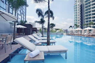 #underratedspots
Exploring Singapore starts with comfort and fantastic city access! Stayed at Oasia Hotel Novena by Far East Hospitality 🏨— think spotless rooms, super convenient location, and stunning city views right from your window. The absolute highlight? Direct underground access to Novena MRT, which literally puts the whole city moments away.
Top Spot to Stay: Oasia Hotel Novena
📍 8 Sinaran Drive, Singapore
🕒 24/7 check-in
Why it rocks: The rooms are clean, modern, and have big city windows for great natural light. You’ll head straight to Novena MRT without stepping outside (hello, air-conditioning! 😎). Housekeeping keeps things fresh, but bring earplugs if you’re a light sleeper—occasional noise can happen. Pro tip: Be clear with requests at the front desk for faster service, and do a quick check of your room when you arrive for peace of mind.
How to get around:
🚇 With Novena MRT below the hotel, pick up an EZ-Link card and zip to Orchard, Marina Bay, or Chinatown in minutes. Singapore’s buses are efficient and equally worth a try, especially for late-night snacks!
Where to eat:
🥢 United Square and Velocity malls are steps away with local faves like Toast Box (for classic kaya toast breakfast) or Din Tai Fung for dumplings—definitely try their xiao long bao!
Quick Tips:
💸 Most places accept cards, but keep some cash for hawker centers.
☀️ Singapore’s humid—pack light fabrics.
🛂 No visa required for short stays for most travelers, but check your requirements!
#SingaporeStay #TravelSmart #OasiaNovena #AsiaHotels