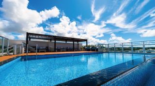 🌊Recommended for family road trips in Okinawa🚗￼Near American Village x Rooftop Infinity Pool × Featuring a Fully Furnished Kitchen, Washer & Dryer and Free Private Parking 🇯🇵🏊‍♂️ Aqua Palace Chatan by Coldio Premium💝