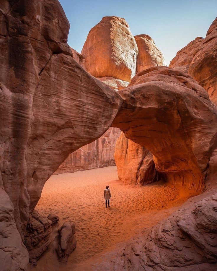 Giant Arches and Hanging Gardens: Why Coyote Gulch is the Ultimate Photo Spot to Claim