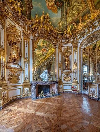 Architectural Grandeur: 🏛️