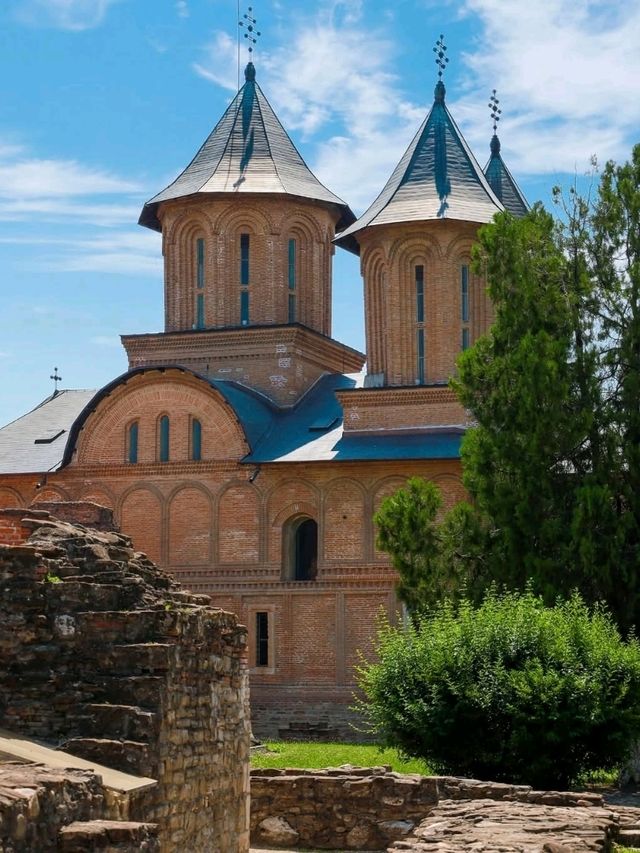 🏰 Where Shadows of History Still Stand – Târgoviște, Romania