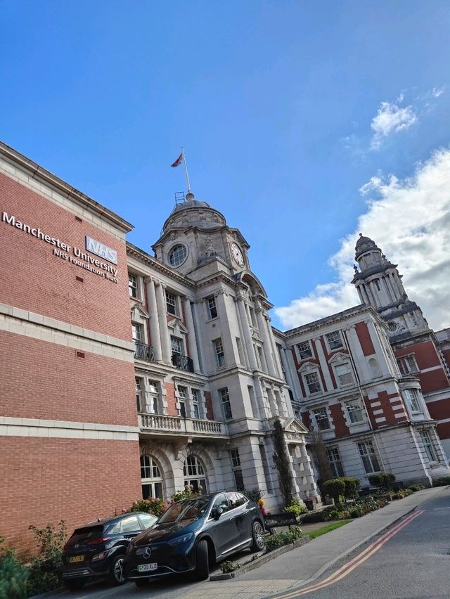 NHS Building at Manchester University: Elegance in Everyday Care NHS Building at Manchester University: Elegance in Everyday Care