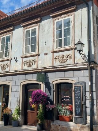 シュコーフィア・ロカの不気味なハロウィーン：中世の幽霊屋敷と不気味な小道