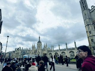When it comes to the most charming college towns in England, Cambridge is definitely on the list! A trip to Cambridge, especially a stroll around Magdalene Bridge, reveals that the city is not only steeped in academic atmosphere but also boasts a stunningly stylish British vibe. Walking along the river, history and modernity intertwine; a leisurely bird wanders along the Cambridge River, its reflection illuminating the magnificent university buildings in the distance—this scene's tranquility and romance can only be truly appreciated in person.


Magdalene Bridge: A Must-Visit Landmark
As one of Cambridge's iconic landmarks, Magdalene Bridge perfectly blends the city's historical essence with its modern atmosphere. It's not only a centuries-old monument but also a popular spot for tourists and locals alike. The River Cam flows quietly beneath the bridge, and whether in rain or sunshine, the ancient college buildings on both banks create a picturesque scene. Especially on rainy days, the moist air mixed with the scent of old bricks and tiles easily transports you back in time; while on sunny days, the blue sky, green trees, and river make every travel photo look like it has a built-in filter.


📍Magdalene Bridge Address: Bridge St, Cambridge CB2 1UJ, United Kingdom

⏰ Opening Hours: Open 24/7, year-round, charming from the tranquil morning to the illuminated night.

Walking Tips & Photography Inspiration: To truly experience Cambridge's "college life," we recommend a leisurely stroll along the River Cam, passing by various famous colleges. If you have time, remember to set aside a few minutes near Magdalene Bridge to quietly admire the boats on the river and the ducks and birds on the banks. Even on a rainy day, you can capture the classic Cambridge college atmosphere; thick clouds against the Gothic spires make for stunning photos!

Highlights & Recommendations:

· Must-See: Enjoy the panoramic view of Cambridge University's colleges from the bridge, especially at dawn or dusk when the lights and reflections on the water are breathtaking.

· College Style Attire: When here, consider changing into a "British college style" outfit, paired with a scarf or beret, perfectly complementing the surrounding historical architecture! - Riverside Picnic/Café: Many cafes nearby offer great seating, creating a pleasant atmosphere on both sunny and cloudy days. Enjoy coffee while admiring the scenery and local culture.


Practical Transportation & Food Tips: The train is the most convenient option for traveling to Cambridge. From Cambridge train station, you can take a bus or walk for about 20 minutes to Magdalene Bridge. Comfortable shoes are recommended, as most Cambridge attractions are within walking distance. Caffè Nero or Fitzbillies, both riverside cafes, offer excellent outdoor seating, perfect for enjoying a coffee with toast or English scones.


Summary: Cambridge is not only an academic hub but also a beautiful and vibrant city. Every moment on Magdalene Bridge is worth savoring and treasuring. Whether you're an academic enthusiast or a shopaholic, you can find your own unique British experience.


#CambridgeSlowTravel #BritishCollegeStyle #MagdaleneBridge #TravelPhotography #EuropeanTravelAtmosphere