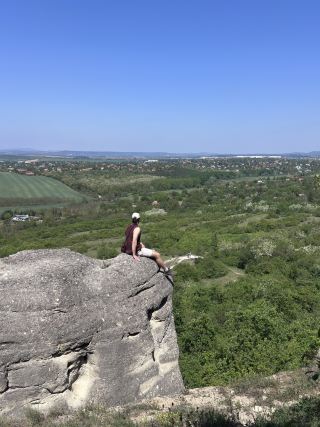 หลีกหนีความวุ่นวายไปรับแสงแดดที่ Neck Rock เมือง Biatorbágy