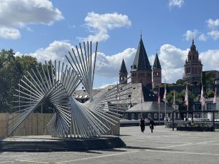 Mainz is located in Rhineland-Palatinate, Germany, at the confluence of the Main and Rhine rivers, with a population of about 220,000, serving as the state capital.