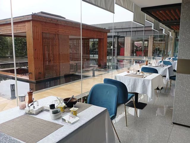 Foshan DeLai Hotel with rare high-rise pool restaurant
