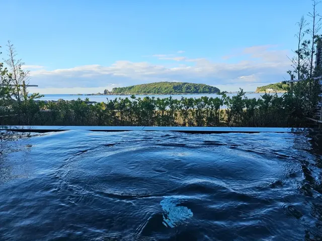 藍色海邊的便利店和溫泉