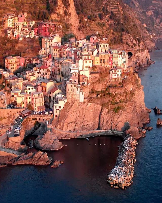 Embracing the Enchanting Cinque Terre: Italy's Picturesque Coastal Jewels 🇮🇹🌊