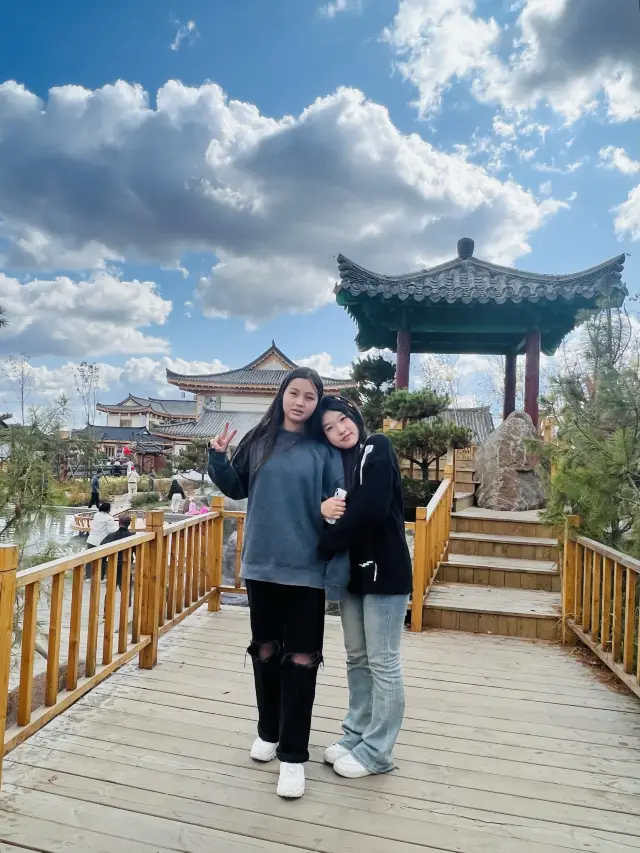 Dunhua Folk Village is high-end, classy and rich in folk customs