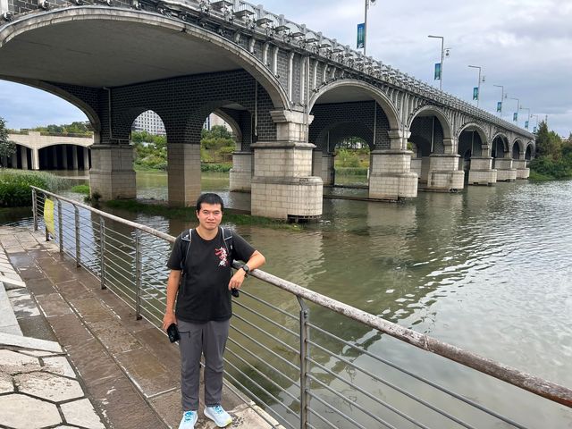 搭了七個多小時高鐵終於到張家界了 ​ ​第一天先隨意在市區溜達，發現這邊的空氣質素真的超好，它是清新