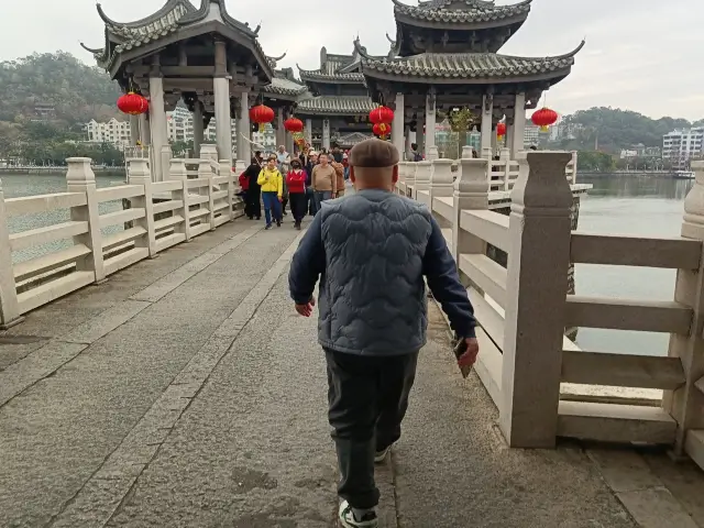 The Guangji Bridge of Chaozhou, with its eighteen ferry boats and twenty-four pavilions, is a calling card of the city and a witness to history