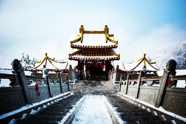 雲霧繚繞人間仙境，雪後的秦嶺終南山南五台雾凇美景