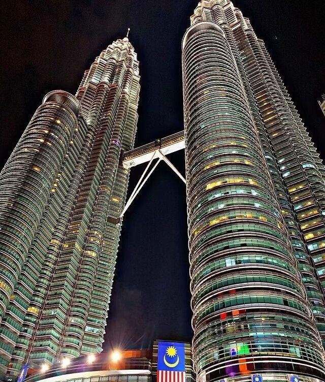 馬來西亞吉隆坡夜景，雙子塔莎羅馬行人天橋