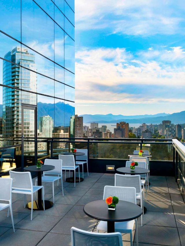 🌆✨ Vancouver's Top Stays: Chic Comfort & Stunning Views 🏨🍁