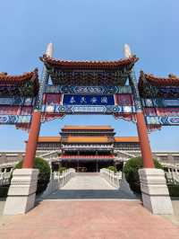香河天下第一城，位於京城以東，廊坊北三縣的香河，地處京、津、冀交界處