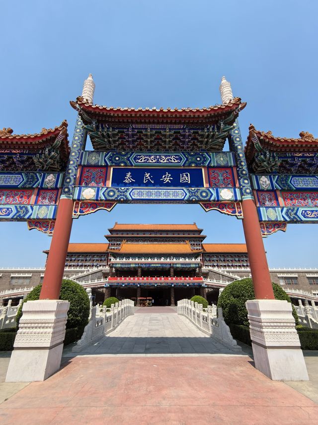 香河天下第一城，位於京城以東，廊坊北三縣的香河，地處京、津、冀交界處