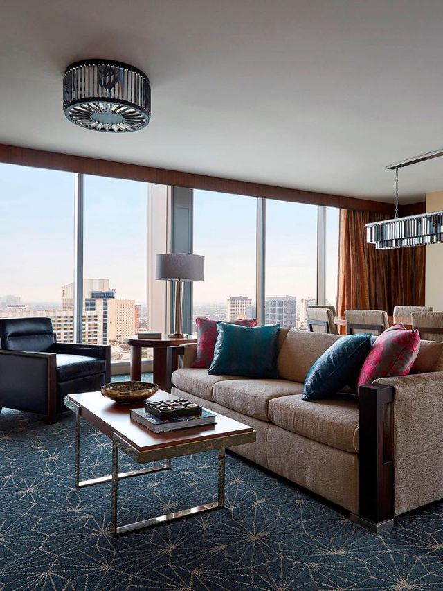 🌟 Houston's Hotspot: Marriott Marquis Magic! 🌊🏨