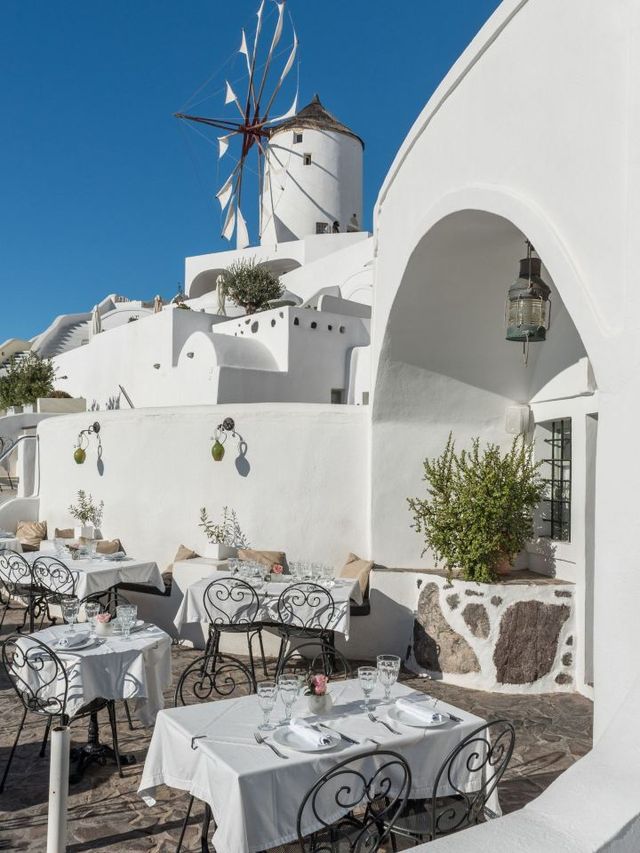 🌅 Santorini Sunset Dreams: Stay at Fanari Villas 🏨 🌅 Santorini Sunset Dreams: Stay at Fanari Villas 🏨