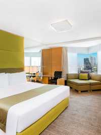 🌟 Bangkok Bliss: Silom's Holiday Inn Delights 🌟