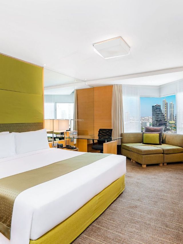 🌟 Bangkok Bliss: Silom's Holiday Inn Delights 🌟