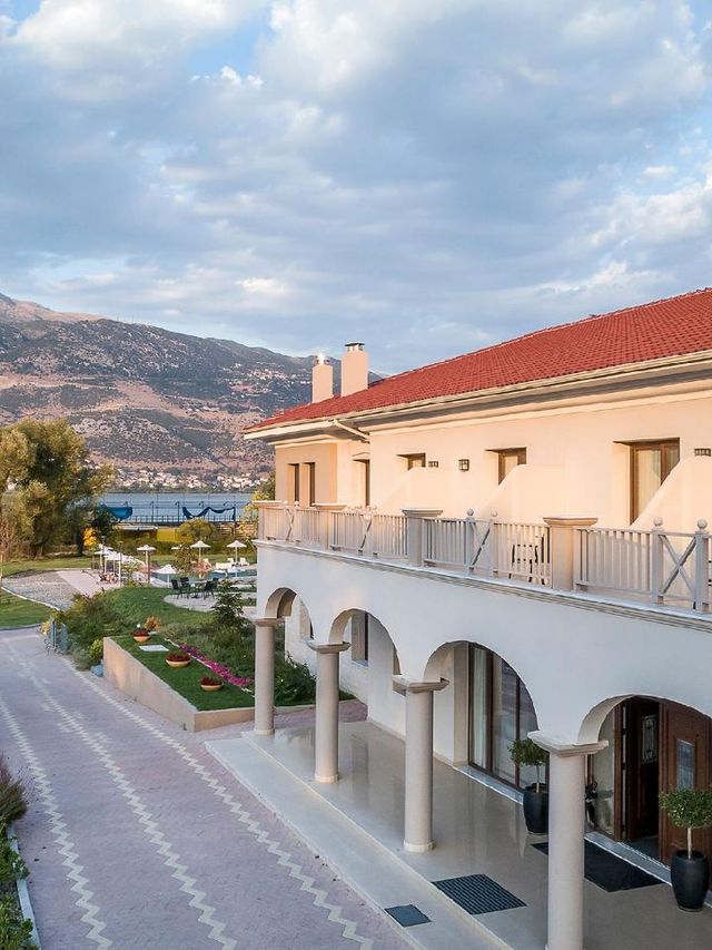 🌟 "Ioannina's Lakeside Retreat: Unwind in Greece!" 🌊