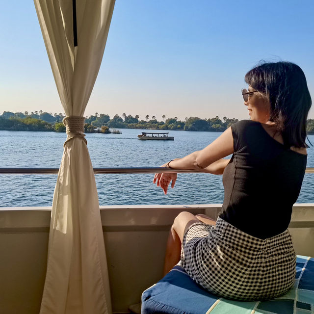 Sailing the majestic Zambezi 🇿🇼🇿🇲