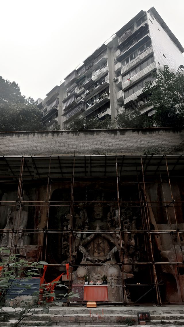 就在內江一半星光燦爛一半廢墟斑駁。