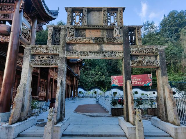 廣西金秀盤王谷「功德坊」。