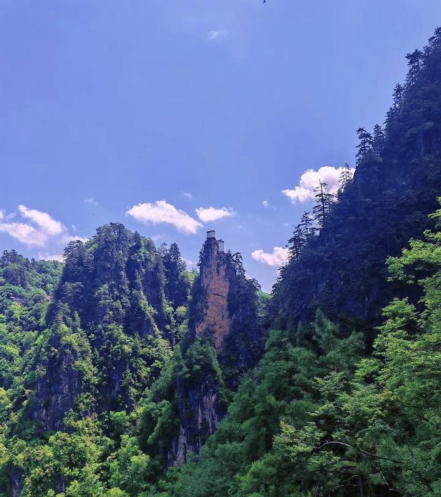 塔雲山，「天下最險道觀」。