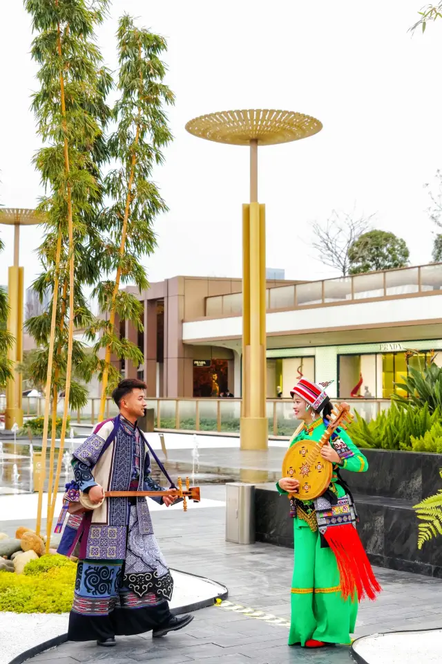 Attention Chengdu residents! Yi people appear on the streets. 