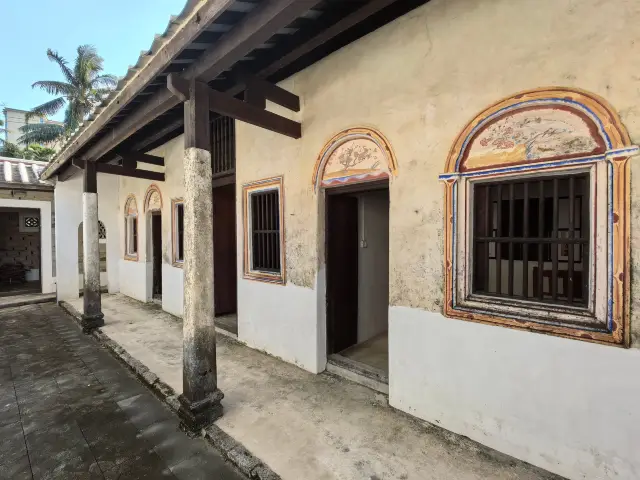 Calligrapher, calligraphy theorist, and calligraphy educator - Former Residence of Zhu Jia