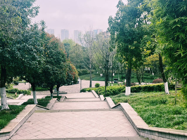 重慶市九龙坡區著名景點：彩雲湖公園，適合拍照打卡、週末閒暇度假地！ 