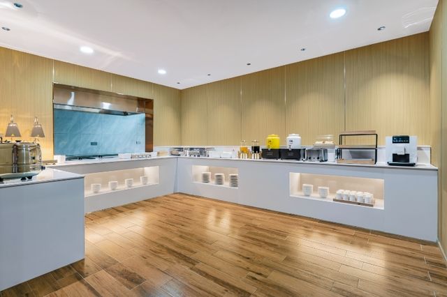 雲上四季蒙自南湖公園新天地步行街店