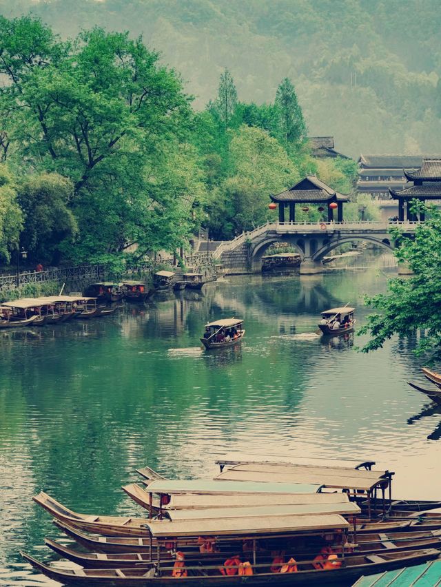 タイトル：中国・鳳凰古城の魅力を満喫！絶景と文化が詰まった旅ガイド​